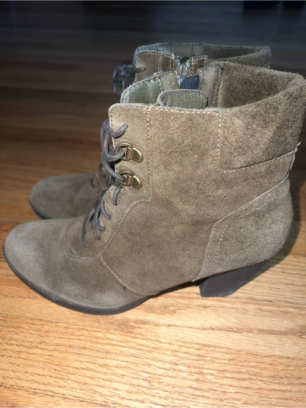 Women’s Lace-Up Suede Ankle Boots in Olive Brown